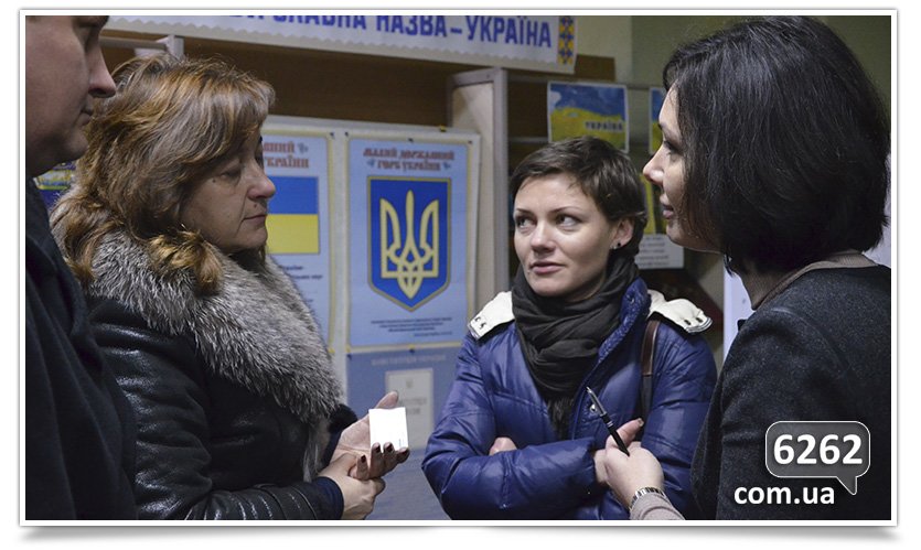 В Славянске пытались провести диалог между сторонниками Украины и России (фото) - фото 2 В Славянске пытались провести диалог между сторонниками Украины и России (фото) - фото 2