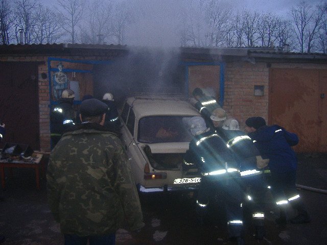 На Кировоградщине спасатели потушили пожар в гараже и спасли автомобиль (фото) (фото) - фото 1 На Кировоградщине спасатели потушили пожар в гараже и спасли автомобиль (фото) (фото) - фото 1