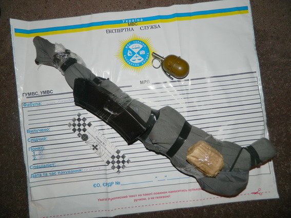 В Киеве задержали мариупольцев, торгующих оружием из зоны АТО (ФОТО) (фото) - фото 1 В Киеве задержали мариупольцев, торгующих оружием из зоны АТО (ФОТО) (фото) - фото 1