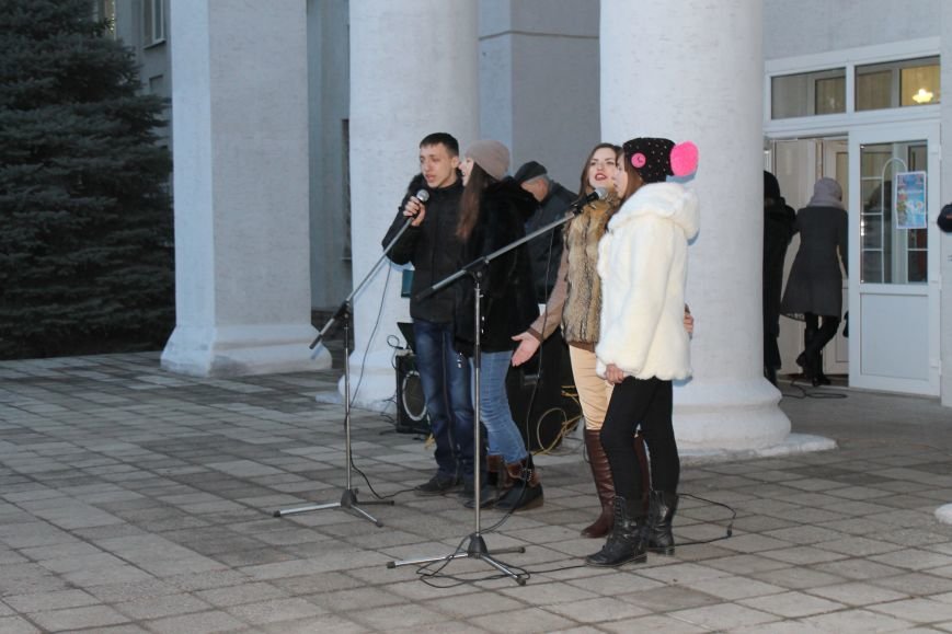 В Красноармейске на площади им. Шибанкова состоялось открытие главной новогодней елки города (фото) - фото 6 В Красноармейске на площади им. Шибанкова состоялось открытие главной новогодней елки города (фото) - фото 6
