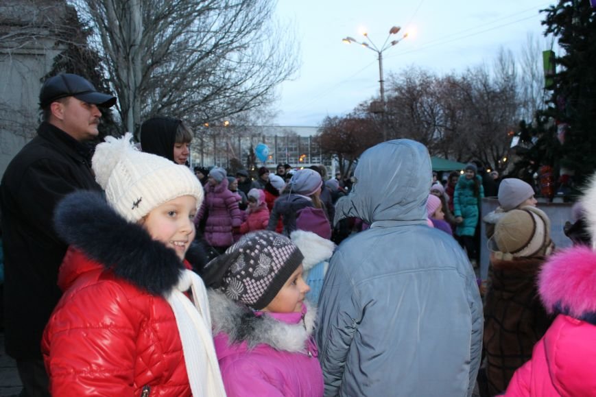 В Красноармейске на площади им. Шибанкова состоялось открытие главной новогодней елки города (фото) - фото 12 В Красноармейске на площади им. Шибанкова состоялось открытие главной новогодней елки города (фото) - фото 12