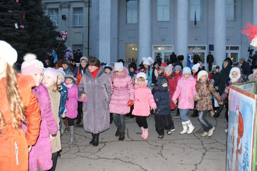 В Красноармейске на площади им. Шибанкова состоялось открытие главной новогодней елки города (фото) - фото 17 В Красноармейске на площади им. Шибанкова состоялось открытие главной новогодней елки города (фото) - фото 17