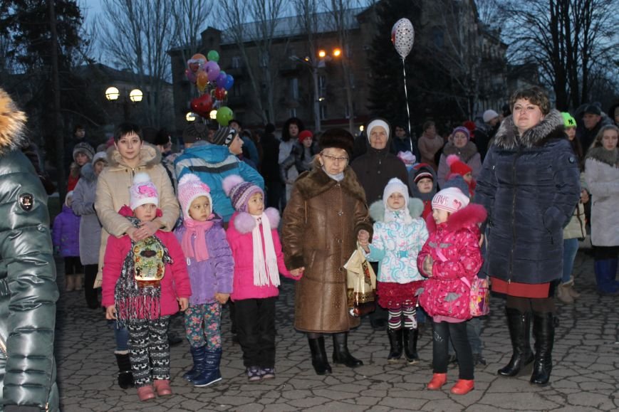 В Красноармейске на площади им. Шибанкова состоялось открытие главной новогодней елки города (фото) - фото 18 В Красноармейске на площади им. Шибанкова состоялось открытие главной новогодней елки города (фото) - фото 18