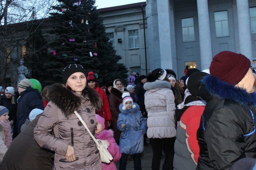 В Красноармейске на площади им. Шибанкова состоялось открытие главной новогодней елки города (фото) - фото 11 В Красноармейске на площади им. Шибанкова состоялось открытие главной новогодней елки города (фото) - фото 11
