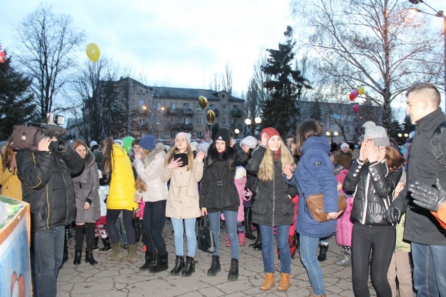 В Красноармейске на площади им. Шибанкова состоялось открытие главной новогодней елки города (фото) - фото 14 В Красноармейске на площади им. Шибанкова состоялось открытие главной новогодней елки города (фото) - фото 14