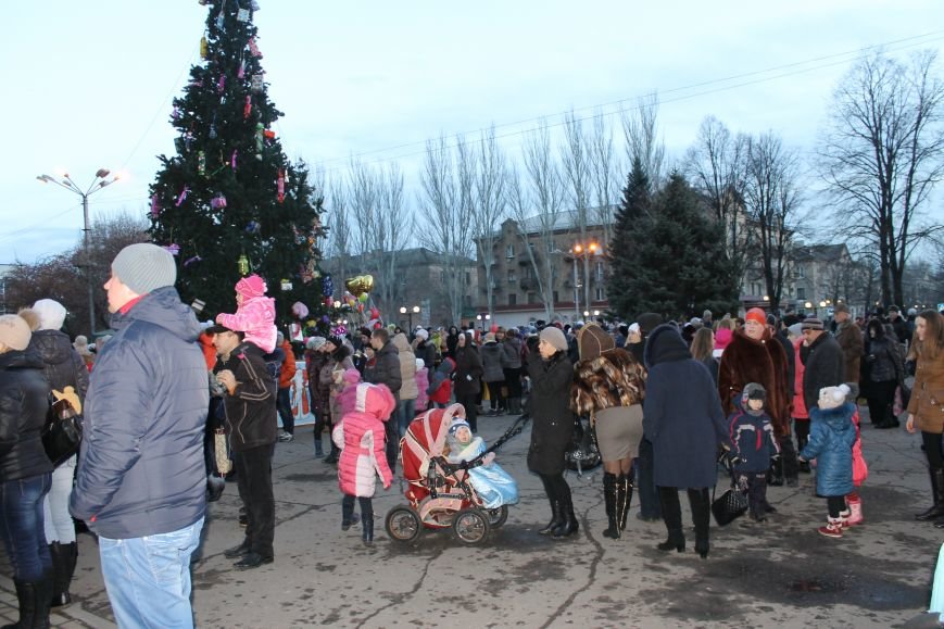 В Красноармейске на площади им. Шибанкова состоялось открытие главной новогодней елки города (фото) - фото 8 В Красноармейске на площади им. Шибанкова состоялось открытие главной новогодней елки города (фото) - фото 8
