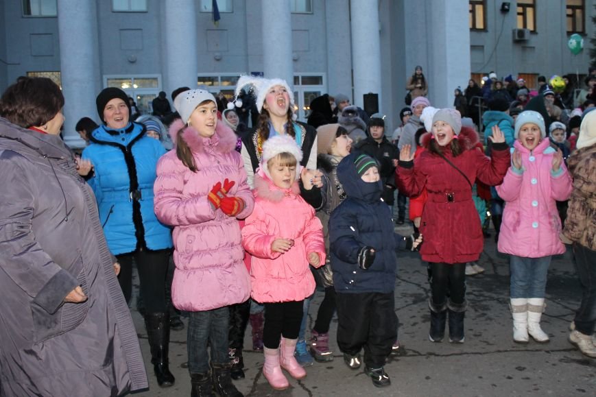 В Красноармейске на площади им. Шибанкова состоялось открытие главной новогодней елки города (фото) - фото 16 В Красноармейске на площади им. Шибанкова состоялось открытие главной новогодней елки города (фото) - фото 16