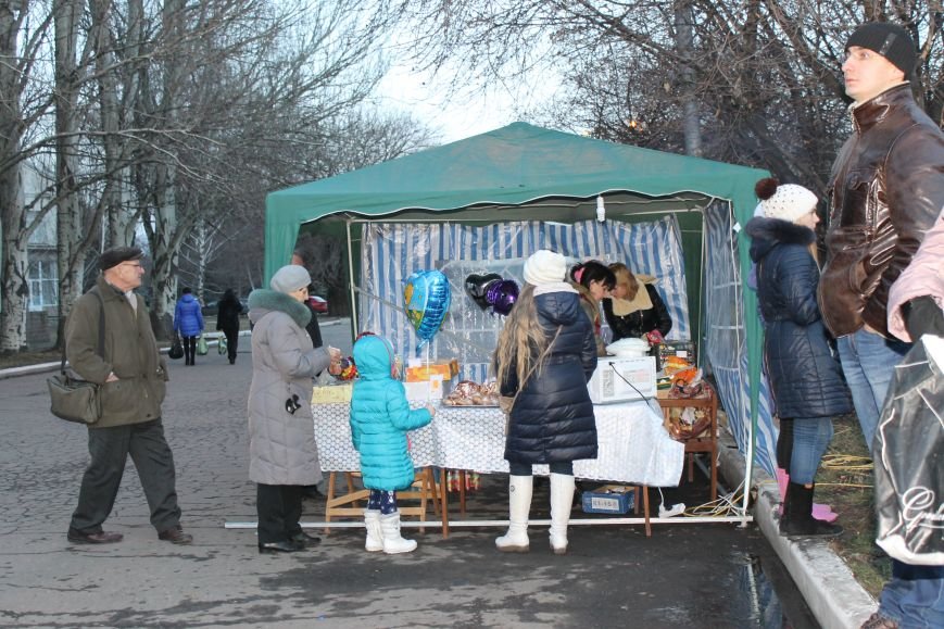 В Красноармейске на площади им. Шибанкова состоялось открытие главной новогодней елки города (фото) - фото 2 В Красноармейске на площади им. Шибанкова состоялось открытие главной новогодней елки города (фото) - фото 2