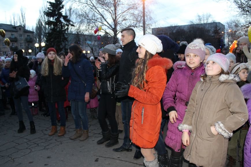 В Красноармейске на площади им. Шибанкова состоялось открытие главной новогодней елки города (фото) - фото 15 В Красноармейске на площади им. Шибанкова состоялось открытие главной новогодней елки города (фото) - фото 15