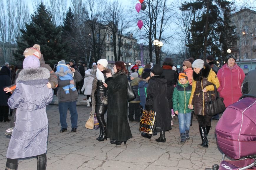 В Красноармейске на площади им. Шибанкова состоялось открытие главной новогодней елки города (фото) - фото 9 В Красноармейске на площади им. Шибанкова состоялось открытие главной новогодней елки города (фото) - фото 9