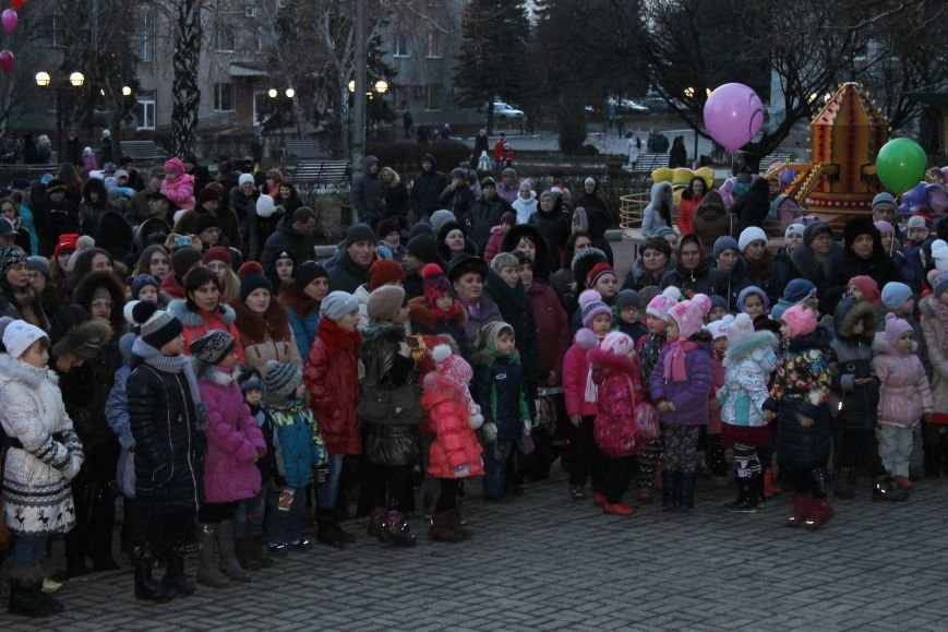 В Красноармейске на площади им. Шибанкова состоялось открытие главной новогодней елки города (фото) - фото 3 В Красноармейске на площади им. Шибанкова состоялось открытие главной новогодней елки города (фото) - фото 3