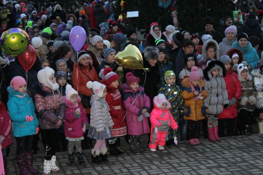 В Красноармейске на площади им. Шибанкова состоялось открытие главной новогодней елки города (фото) - фото 4 В Красноармейске на площади им. Шибанкова состоялось открытие главной новогодней елки города (фото) - фото 4