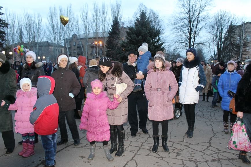 В Красноармейске на площади им. Шибанкова состоялось открытие главной новогодней елки города (фото) - фото 7 В Красноармейске на площади им. Шибанкова состоялось открытие главной новогодней елки города (фото) - фото 7