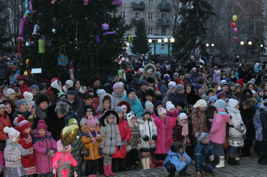 В Красноармейске на площади им. Шибанкова состоялось открытие главной новогодней елки города (фото) - фото 5 В Красноармейске на площади им. Шибанкова состоялось открытие главной новогодней елки города (фото) - фото 5