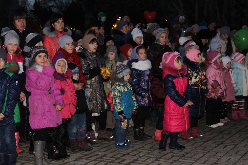 В Красноармейске на площади им. Шибанкова состоялось открытие главной новогодней елки города (фото) - фото 20 В Красноармейске на площади им. Шибанкова состоялось открытие главной новогодней елки города (фото) - фото 20