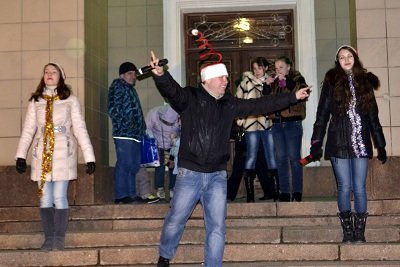 В Макеевке «зажгли» главную городскую ёлку (фото) - фото 2 В Макеевке «зажгли» главную городскую ёлку (фото) - фото 2