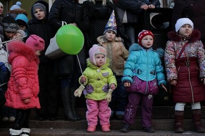 В Макеевке «зажгли» главную городскую ёлку (фото) - фото 2 В Макеевке «зажгли» главную городскую ёлку (фото) - фото 2