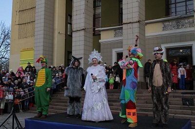 В Макеевке «зажгли» главную городскую ёлку (фото) - фото 2 В Макеевке «зажгли» главную городскую ёлку (фото) - фото 2