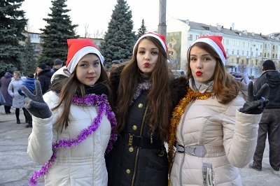 В Макеевке «зажгли» главную городскую ёлку (фото) - фото 2 В Макеевке «зажгли» главную городскую ёлку (фото) - фото 2