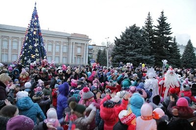 В Макеевке «зажгли» главную городскую ёлку (фото) - фото 1 В Макеевке «зажгли» главную городскую ёлку (фото) - фото 1