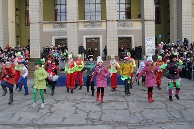 В Макеевке «зажгли» главную городскую ёлку (фото) - фото 2 В Макеевке «зажгли» главную городскую ёлку (фото) - фото 2