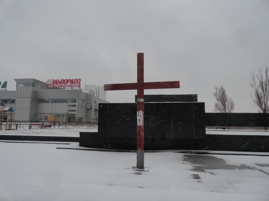 В центре Мариуполя появился ангел (ФОТОФАКТ) (фото) - фото 1 В центре Мариуполя появился ангел (ФОТОФАКТ) (фото) - фото 1