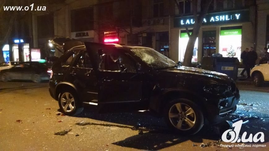 В центре Одессы неизвестные разбили BMW X5 и похитили водителя (ФОТО) (фото) - фото 1 В центре Одессы неизвестные разбили BMW X5 и похитили водителя (ФОТО) (фото) - фото 1