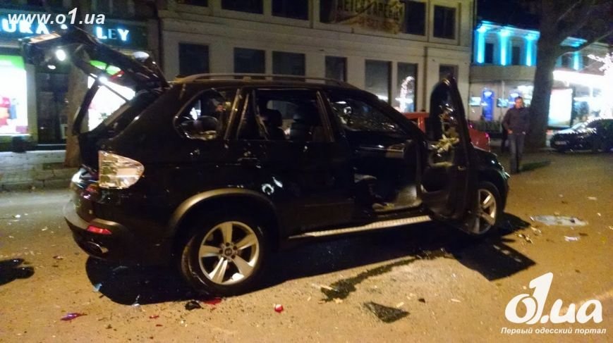 В центре Одессы неизвестные разбили BMW X5 и похитили водителя (ФОТО) (фото) - фото 1 В центре Одессы неизвестные разбили BMW X5 и похитили водителя (ФОТО) (фото) - фото 1