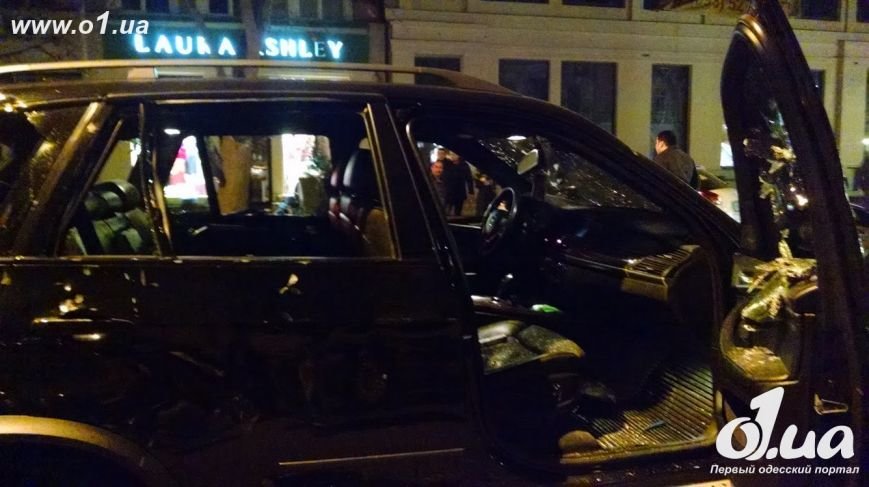В центре Одессы неизвестные разбили BMW X5 и похитили водителя (ФОТО) (фото) - фото 1 В центре Одессы неизвестные разбили BMW X5 и похитили водителя (ФОТО) (фото) - фото 1
