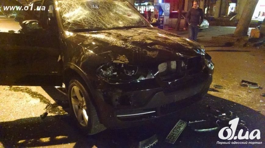 В центре Одессы неизвестные разбили BMW X5 и похитили водителя (ФОТО) (фото) - фото 1 В центре Одессы неизвестные разбили BMW X5 и похитили водителя (ФОТО) (фото) - фото 1
