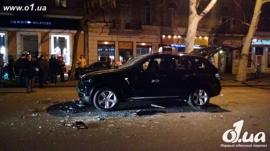 В центре Одессы неизвестные разбили BMW X5 и похитили водителя (ФОТО) (фото) - фото 1 В центре Одессы неизвестные разбили BMW X5 и похитили водителя (ФОТО) (фото) - фото 1