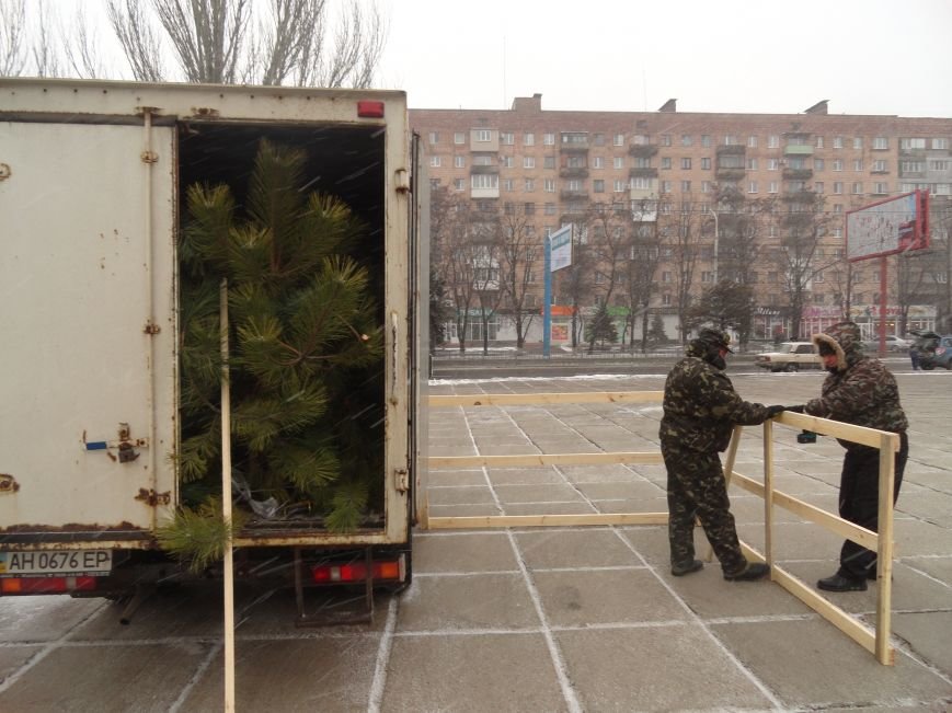 В центре Мариуполя появились лесники с двухметровыми елями по 102 гривне (ФОТОРЕПОРТАЖ) (фото) - фото 1 В центре Мариуполя появились лесники с двухметровыми елями по 102 гривне (ФОТОРЕПОРТАЖ) (фото) - фото 1