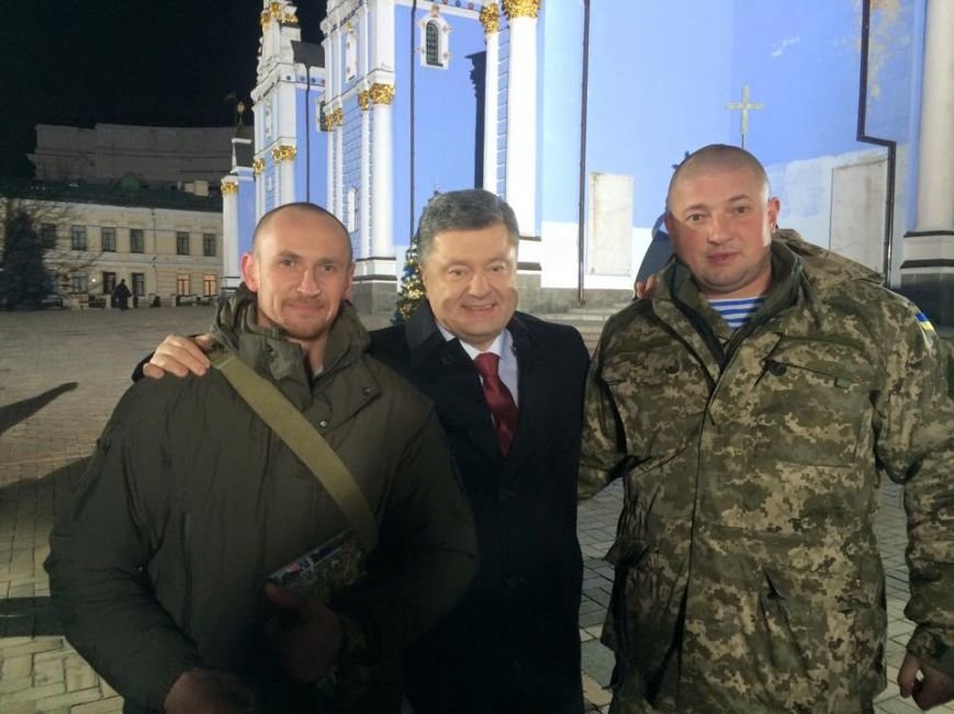 Порошенко записал новогоднее поздравление с киборгами и одесскими волонтерами (ФОТО) (фото) - фото 1 Порошенко записал новогоднее поздравление с киборгами и одесскими волонтерами (ФОТО) (фото) - фото 1