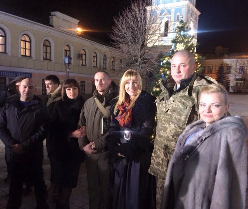 Порошенко записал новогоднее поздравление с киборгами и одесскими волонтерами (ФОТО) (фото) - фото 1 Порошенко записал новогоднее поздравление с киборгами и одесскими волонтерами (ФОТО) (фото) - фото 1