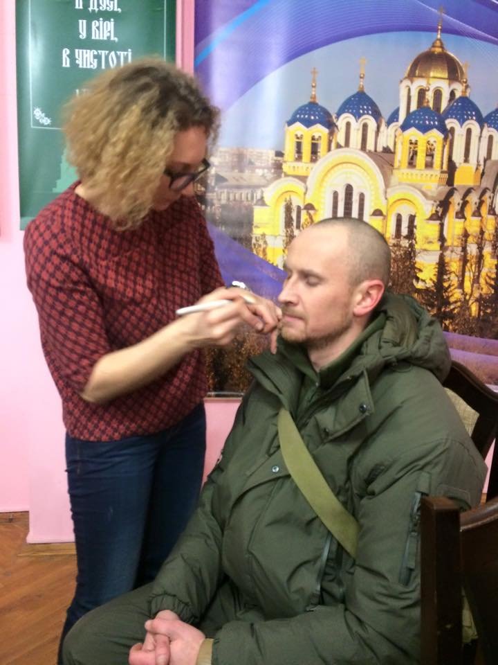 Порошенко записал новогоднее поздравление с киборгами и одесскими волонтерами (ФОТО) (фото) - фото 1 Порошенко записал новогоднее поздравление с киборгами и одесскими волонтерами (ФОТО) (фото) - фото 1
