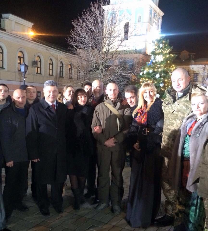 Порошенко записал новогоднее поздравление с киборгами и одесскими волонтерами (ФОТО) (фото) - фото 1 Порошенко записал новогоднее поздравление с киборгами и одесскими волонтерами (ФОТО) (фото) - фото 1