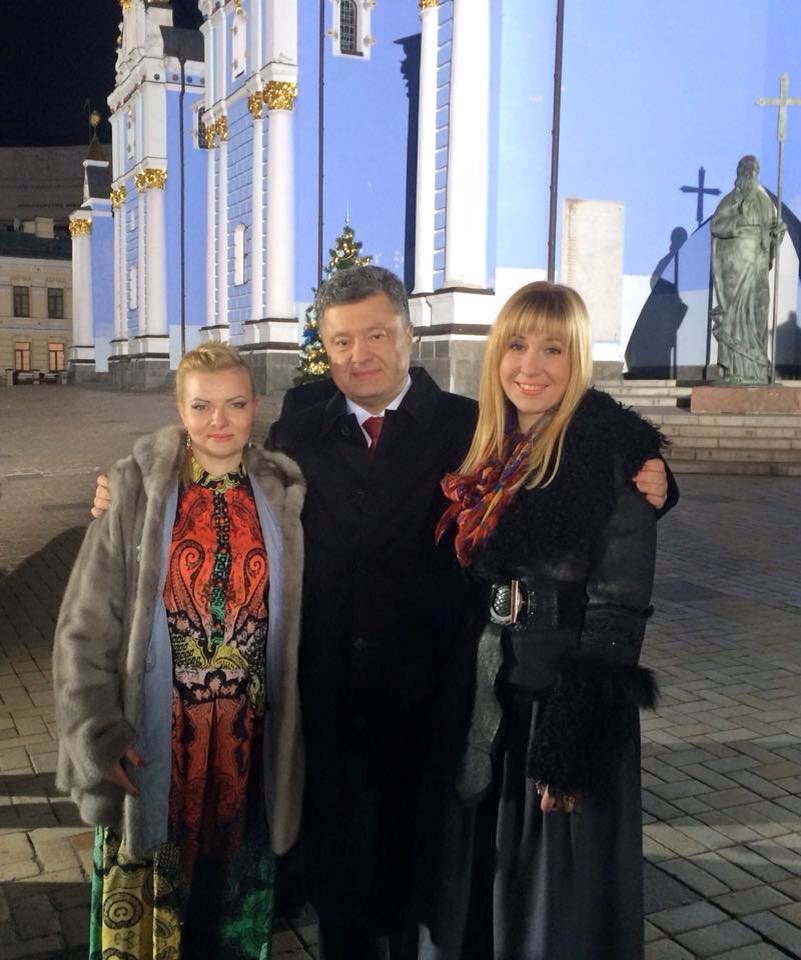 Порошенко записал новогоднее поздравление с киборгами и одесскими волонтерами (ФОТО) (фото) - фото 1 Порошенко записал новогоднее поздравление с киборгами и одесскими волонтерами (ФОТО) (фото) - фото 1