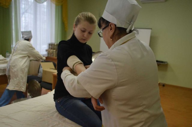 В Запорожье студенты училища моды и стиля шьют для военных спальник... В Запорожье студенты училища моды и стиля шьют для военных спальники и вяжут теплые носки (фото) - фото 4