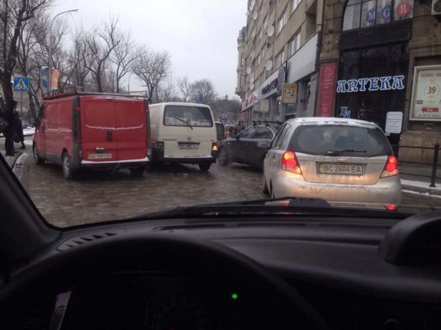Ситуація на дорогах Львова: ДТП на проспекті Свободи та Братів Тершаковців (фото) - фото 1 Ситуація на дорогах Львова: ДТП на проспекті Свободи та Братів Тершаковців (фото) - фото 1