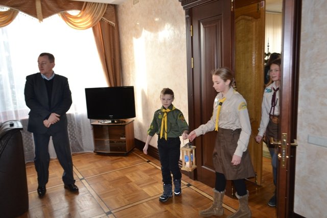 Вифлеємський вогонь миру вже в Рівному (фото) - фото 1 Вифлеємський вогонь миру вже в Рівному (фото) - фото 1