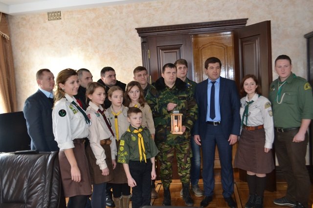 Вифлеємський вогонь миру вже в Рівному (фото) - фото 1 Вифлеємський вогонь миру вже в Рівному (фото) - фото 1