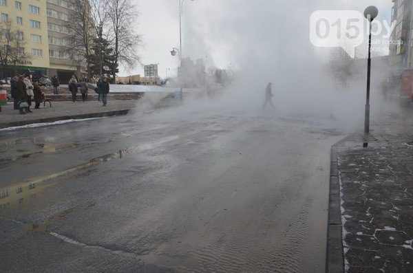 Возле ж/д вокзала прорвало теплотрассу: кипяток заливает дороги и т... Возле ж/д вокзала прорвало теплотрассу: кипяток заливает дороги и тротуары (Фото, видео) (фото) - фото 11
