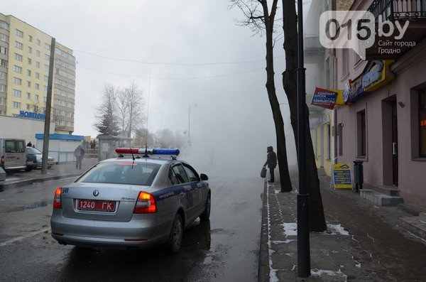 Возле ж/д вокзала прорвало теплотрассу: кипяток заливает дороги и т... Возле ж/д вокзала прорвало теплотрассу: кипяток заливает дороги и тротуары (Фото, видео) (фото) - фото 1