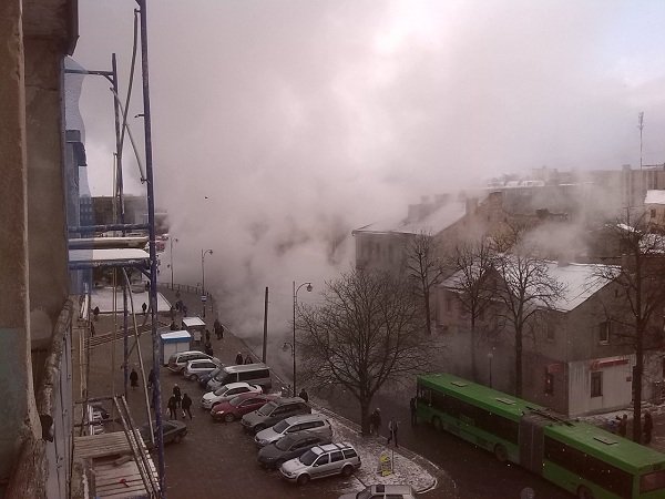 Возле ж/д вокзала прорвало теплотрассу: кипяток заливает дороги и т... Возле ж/д вокзала прорвало теплотрассу: кипяток заливает дороги и тротуары (Фото, видео) (фото) - фото 15
