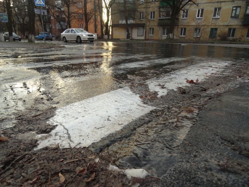 Утром две улицы Мариуполя превратились в ледовую трассу (ФОТОФАКТ) (фото) - фото 1 Утром две улицы Мариуполя превратились в ледовую трассу (ФОТОФАКТ) (фото) - фото 1