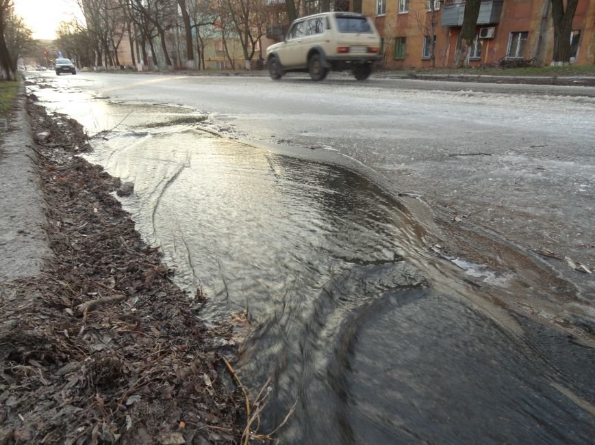Утром две улицы Мариуполя превратились в ледовую трассу (ФОТОФАКТ) (фото) - фото 1 Утром две улицы Мариуполя превратились в ледовую трассу (ФОТОФАКТ) (фото) - фото 1