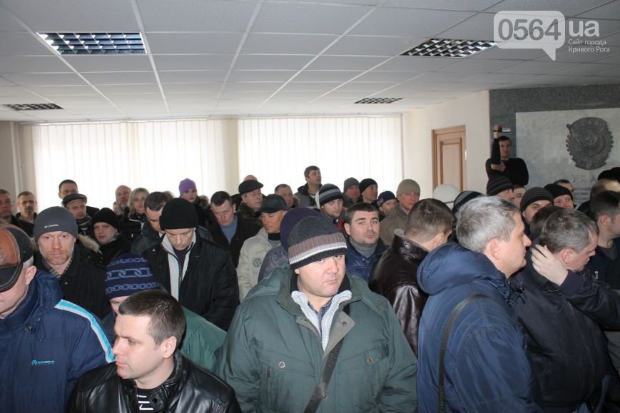 В Кривом Роге охраняемые «спортсменами» депутаты горсовета приняли... В Кривом Роге охраняемые «спортсменами» депутаты горсовета приняли городской бюджет, а в городе после снегопада транспортный коллапс (фото) - фото...