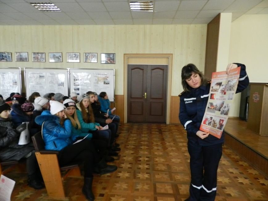Накануне новогодних праздников дети из Нижних Серогоз посетили херсонских спасателей (фото) (фото) - фото 6 Накануне новогодних праздников дети из Нижних Серогоз посетили херсонских спасателей (фото) (фото) - фото 6