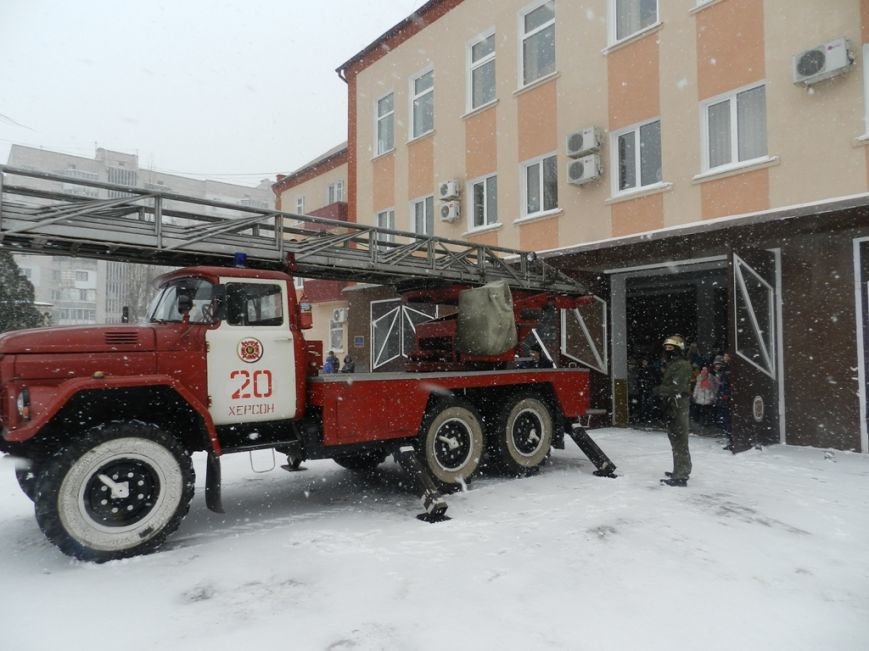 Накануне новогодних праздников дети из Нижних Серогоз посетили херсонских спасателей (фото) (фото) - фото 3 Накануне новогодних праздников дети из Нижних Серогоз посетили херсонских спасателей (фото) (фото) - фото 3