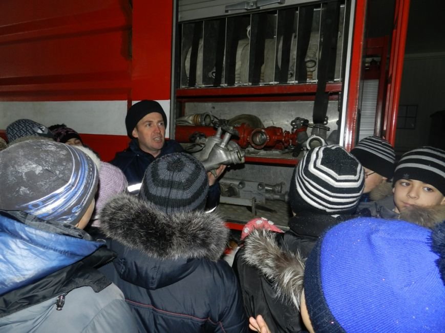 Накануне новогодних праздников дети из Нижних Серогоз посетили херсонских спасателей (фото) (фото) - фото 1 Накануне новогодних праздников дети из Нижних Серогоз посетили херсонских спасателей (фото) (фото) - фото 1